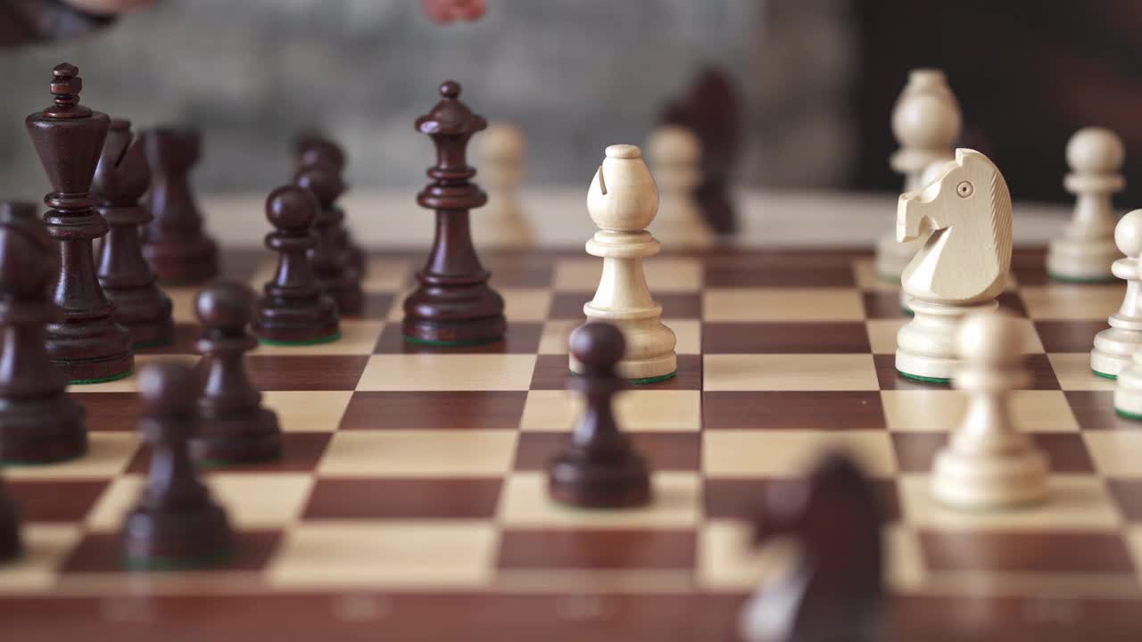 棋盘象棋游戏的侧视图执行一个棋的棋手大师
