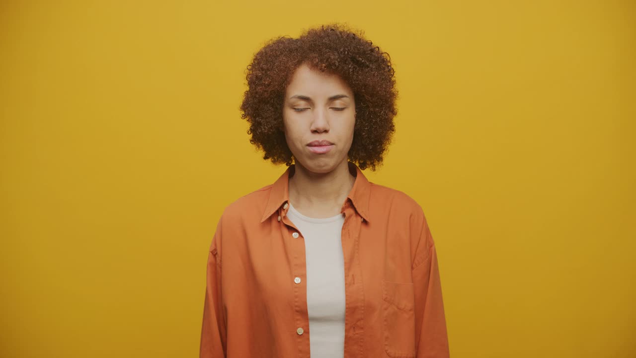 黄色的女性手势，年轻女性竖起大拇指
