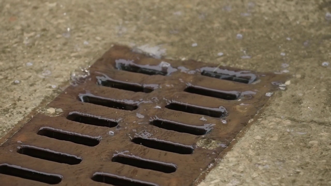 雨水在慢动作下水道中流动