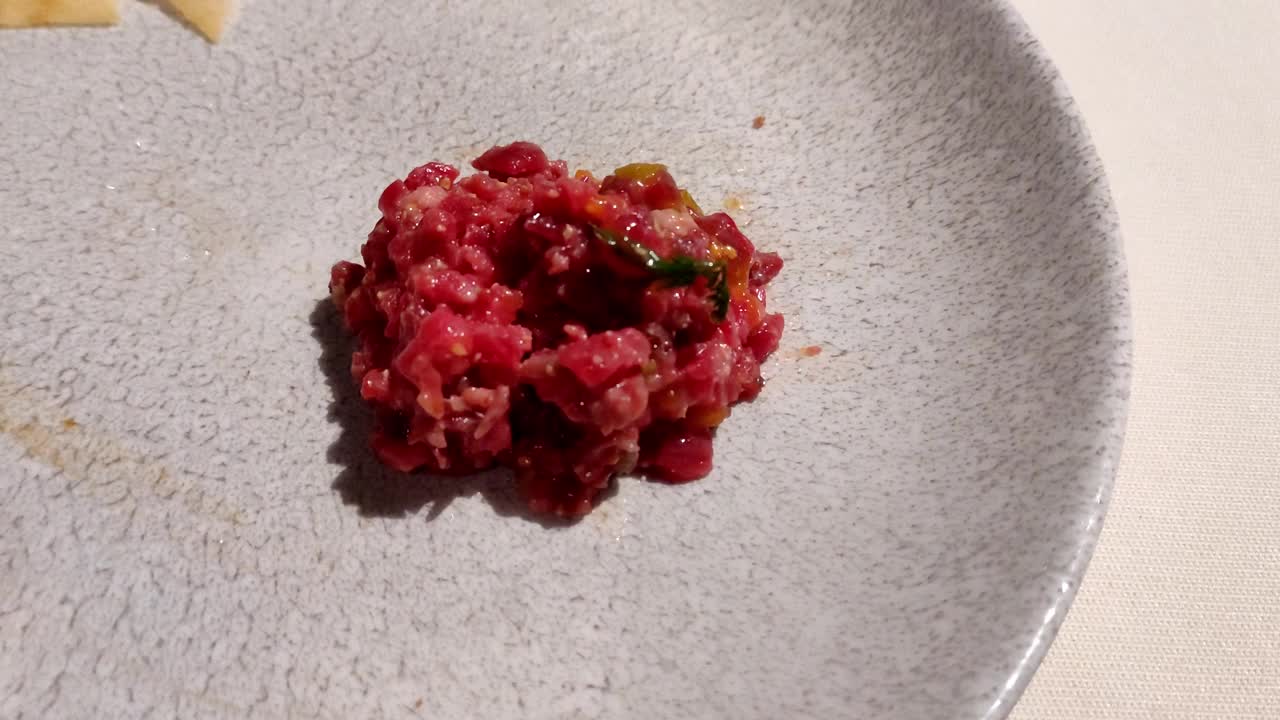 美食体验。手拿饼干拿起鞑靼牛排