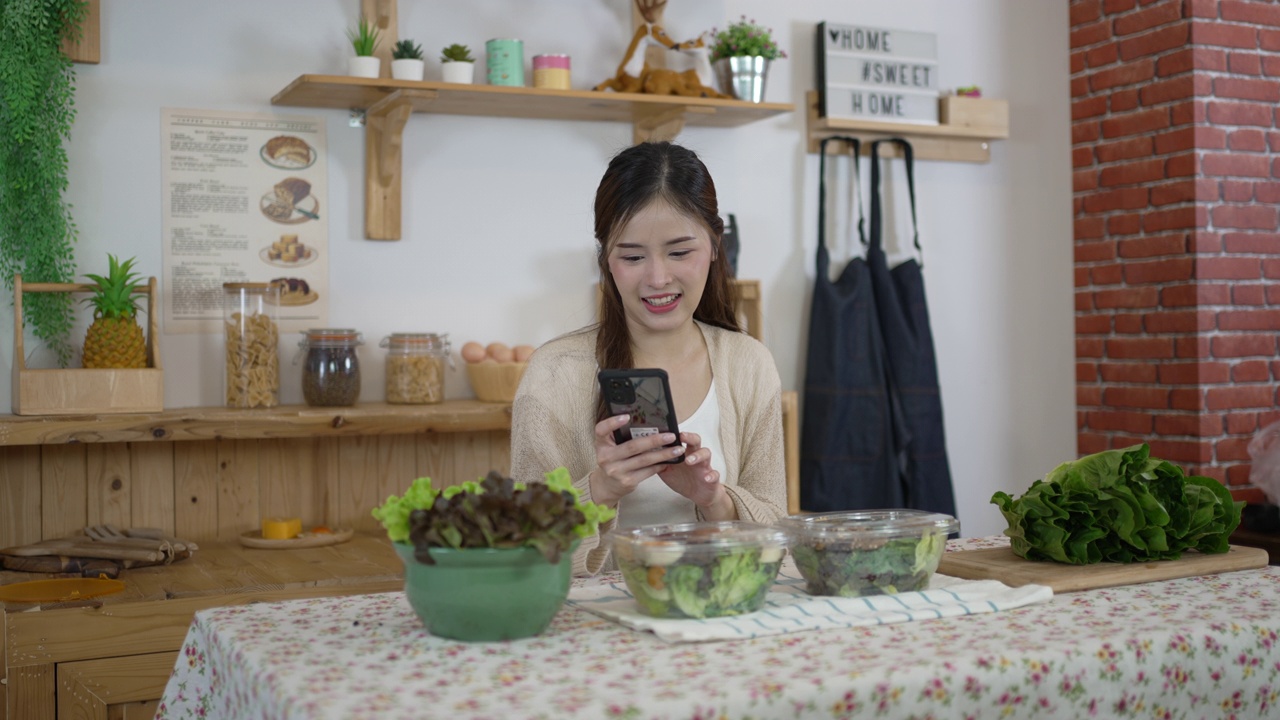 《漂亮女人》正在直播出售健康食品。