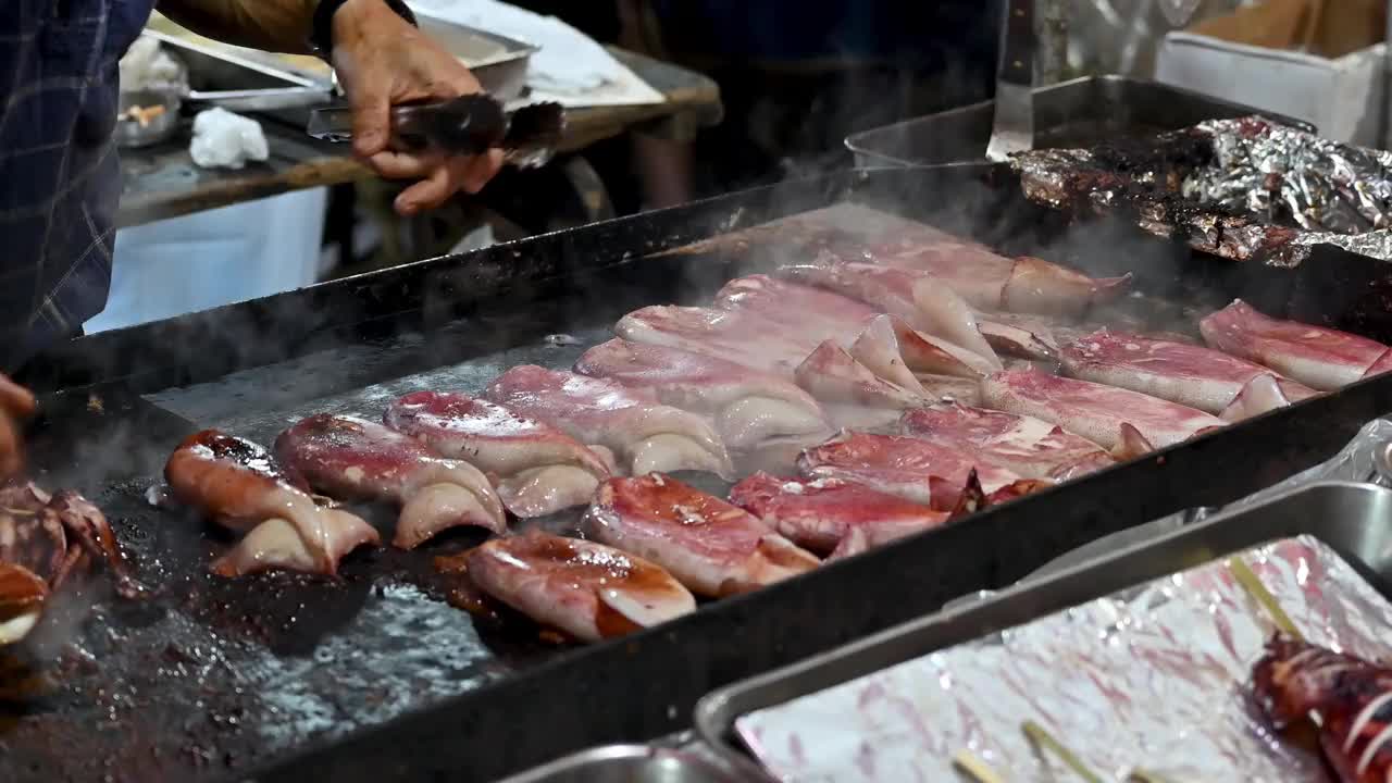 大排档上烤鱿鱼的场景