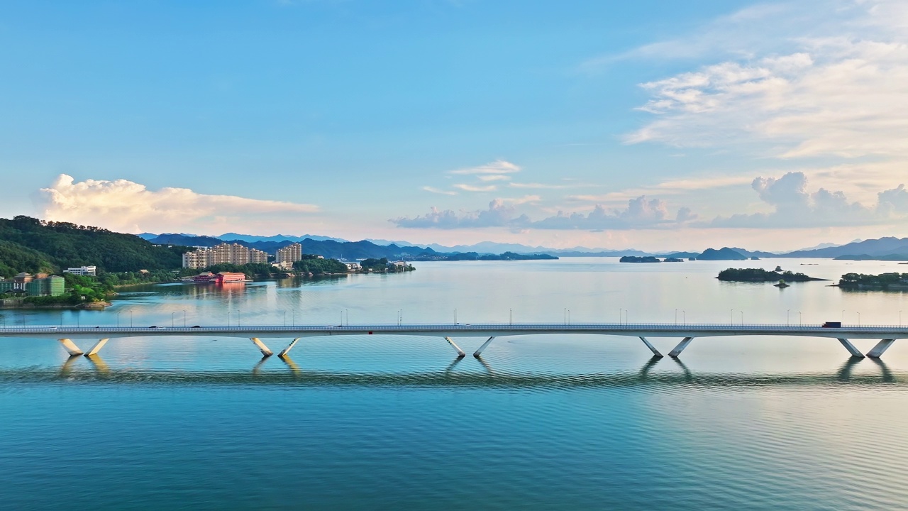 美丽的千岛湖自然景观的航拍镜头，在淳安，杭州，浙江省，中国。
