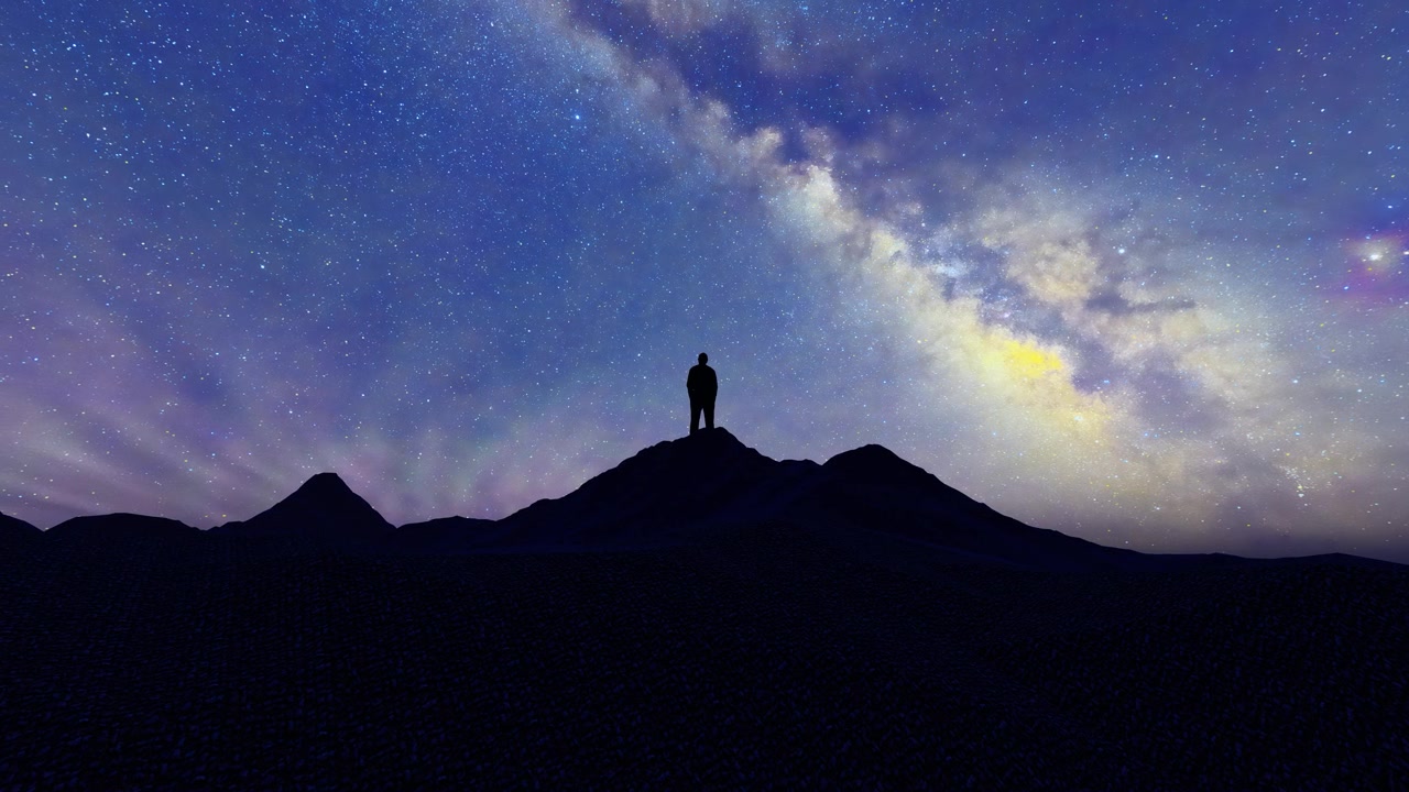 详情图-一个人在山顶仰望星空的剪影