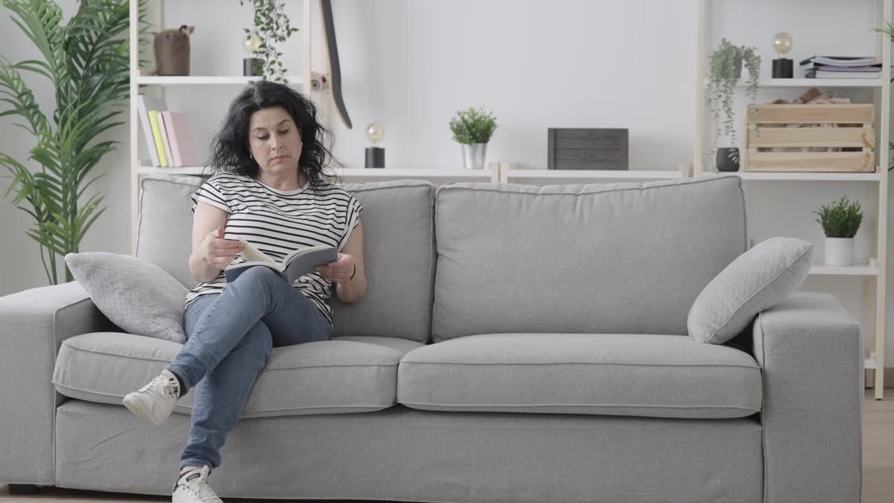 十几岁的男孩给妈妈送礼物