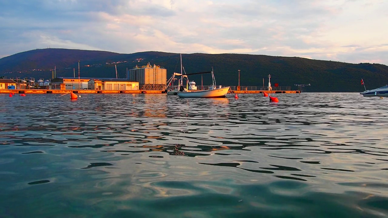 Zelenika, Herceg Novi, Montenegro, 08.13.2022轮船、游艇和小船。晴朗美丽的夏夜。海上旅行和钓鱼。亚得里亚海度假。科托尔湾的旅游业。