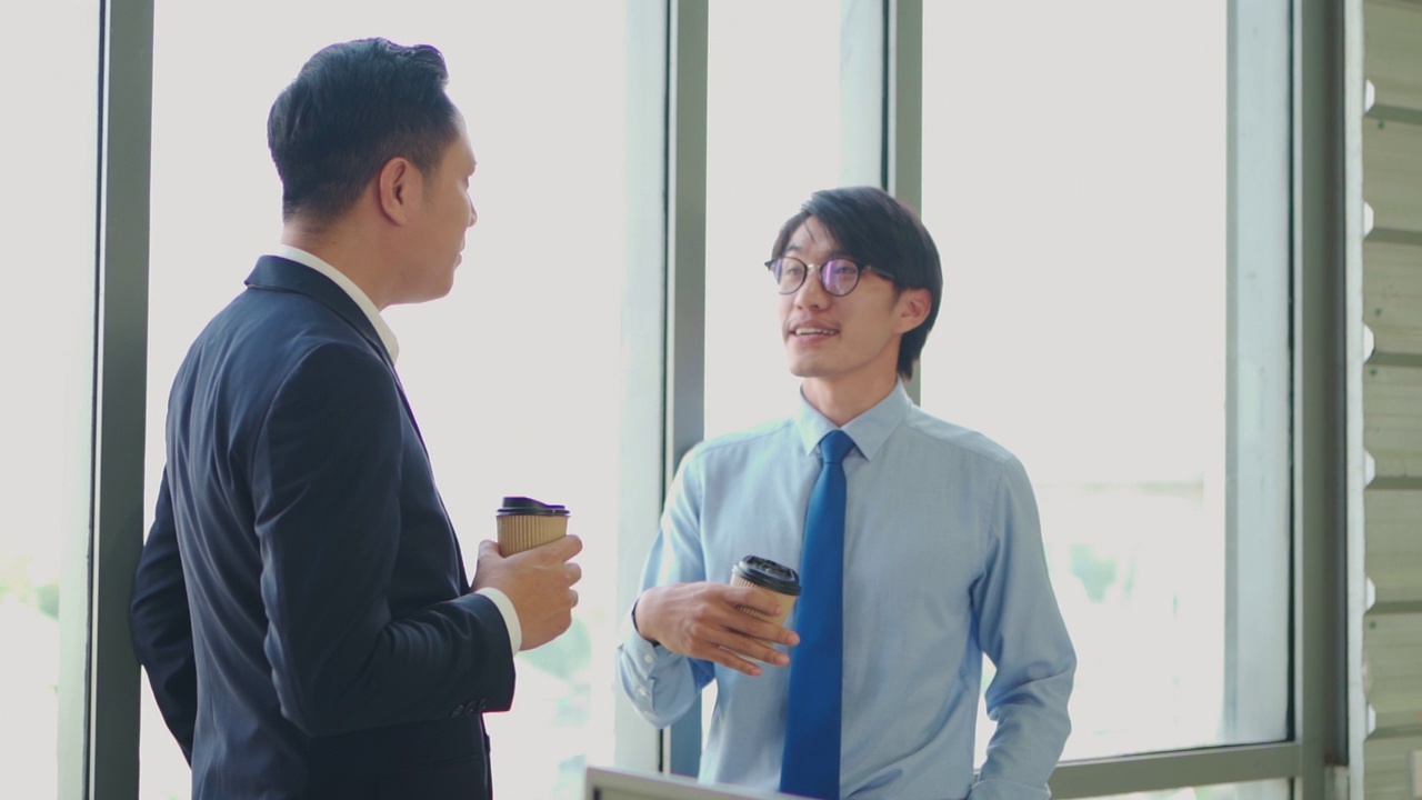 詳情圖-兩個(gè)亞洲同事在辦公室談話(huà)。