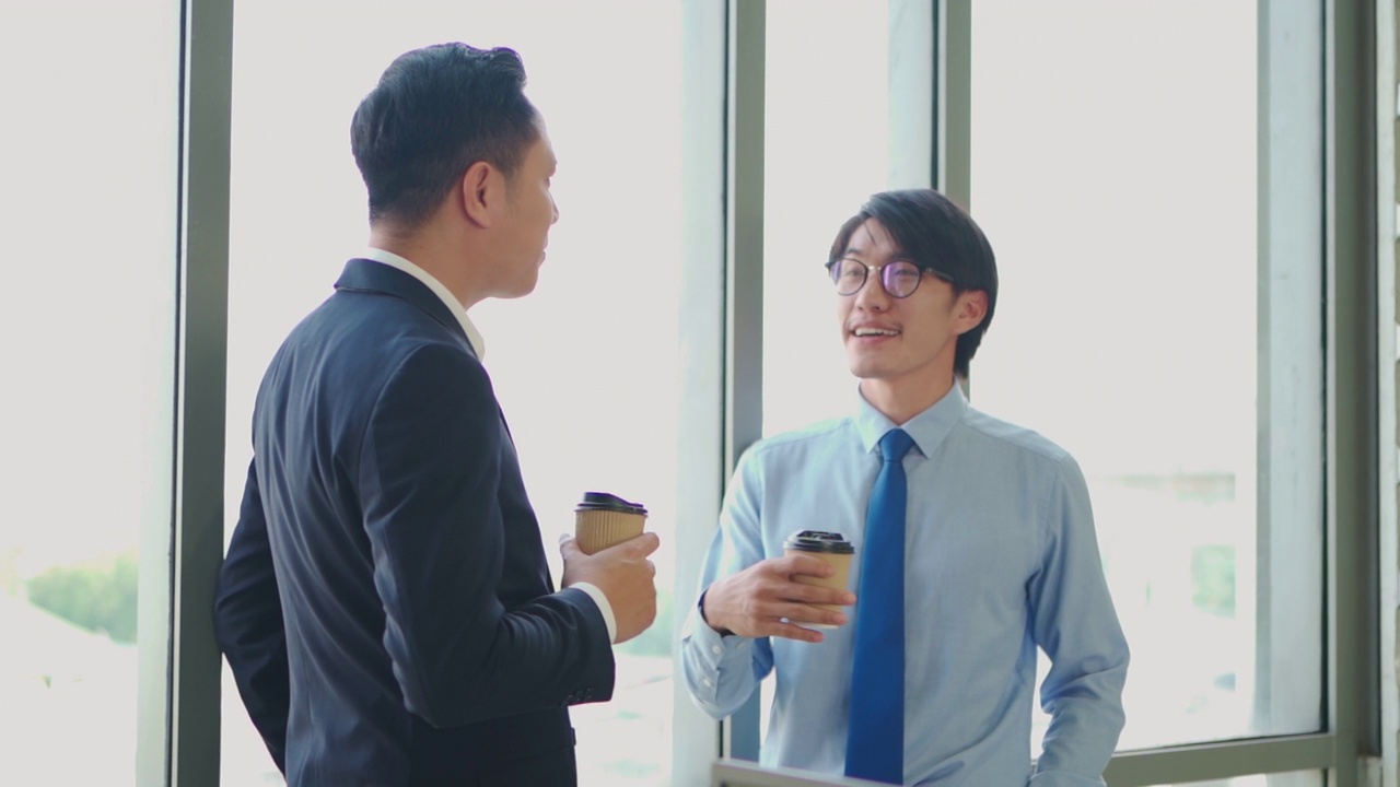 詳情圖-兩個(gè)亞洲同事在辦公室談話(huà)。