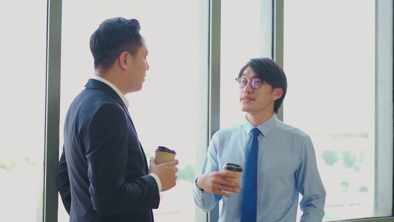 詳情圖-兩個(gè)亞洲同事在辦公室談話(huà)。