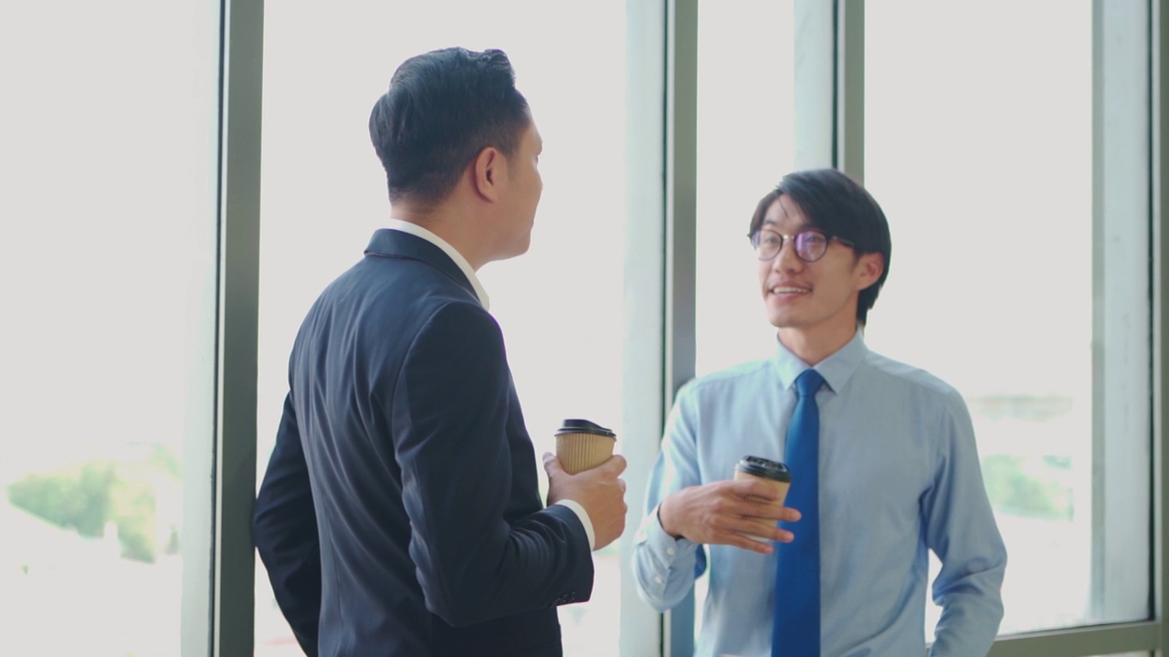 詳情圖-兩個(gè)亞洲同事在辦公室談話(huà)。