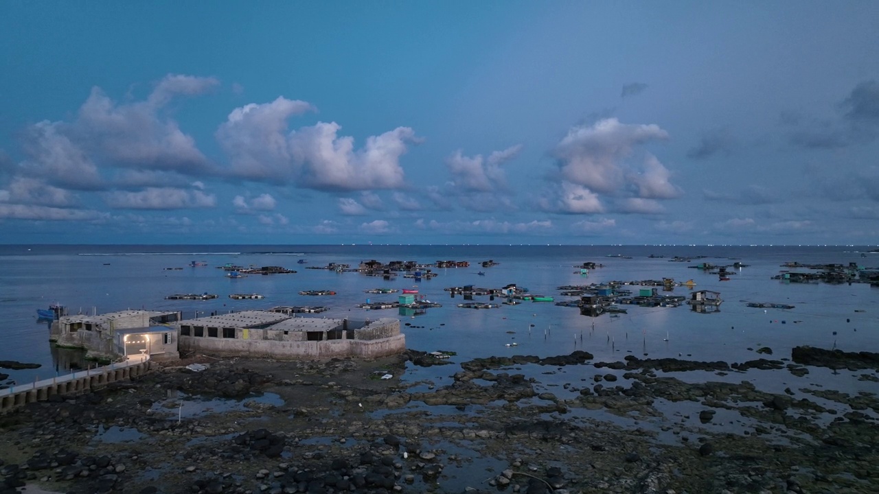 平顺省Phu Quy岛上的龙虾养殖村