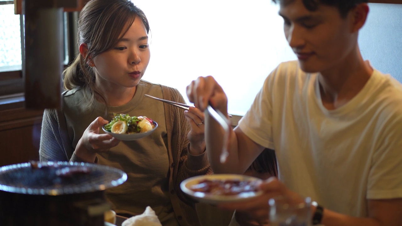 父母和孩子在日式烧肉店吃饭