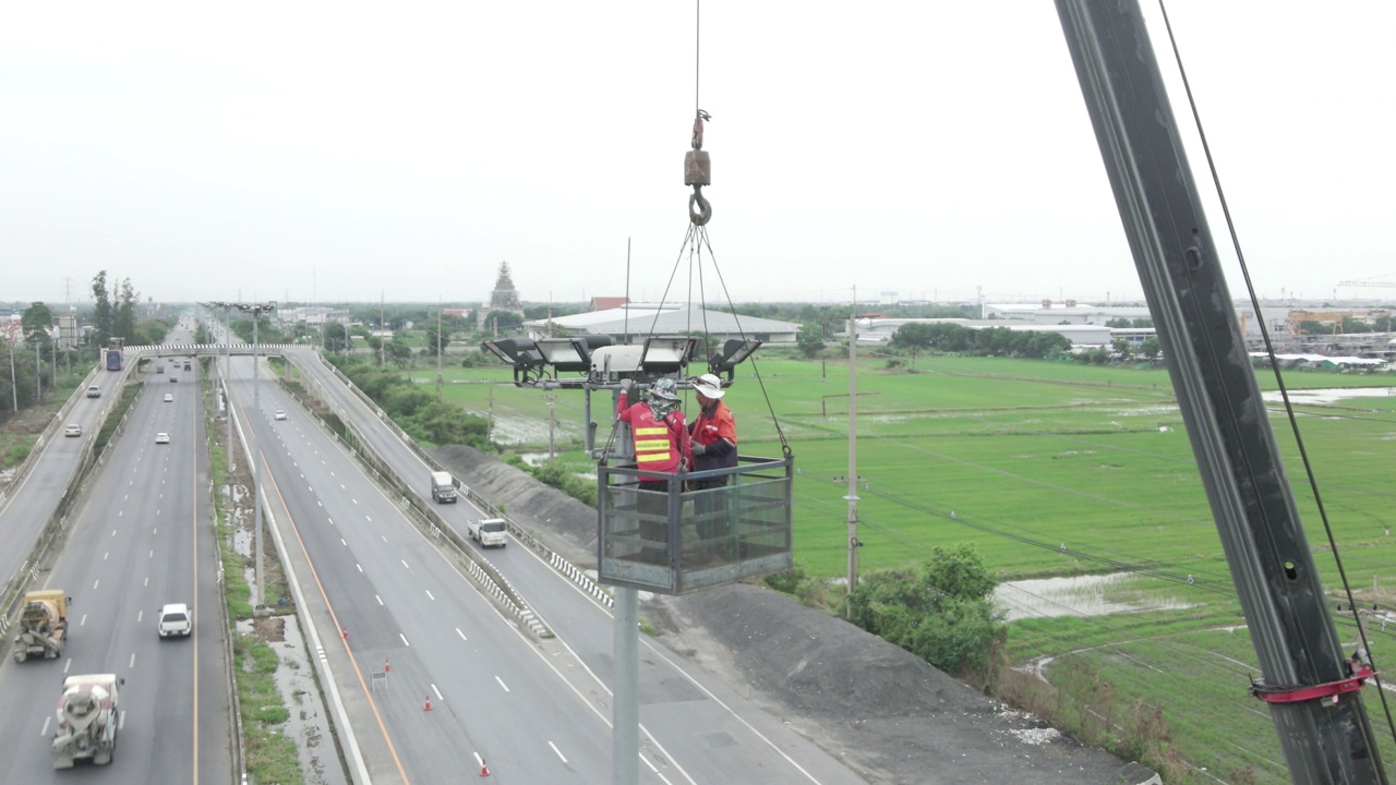 4K公用事业工人修理路灯