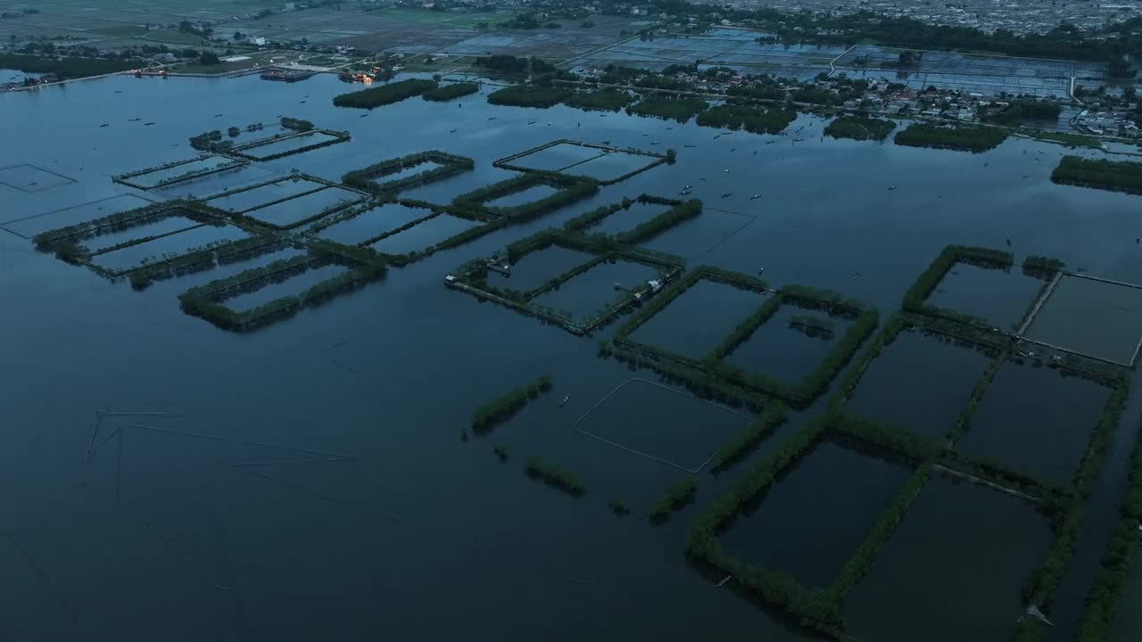 航拍视频显示，顺化省谭江泻湖上有大量养虾池塘