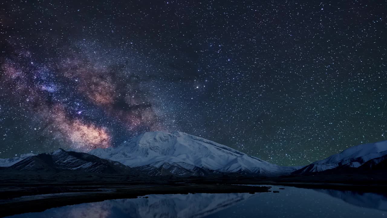 星河在山后移动的延时视图