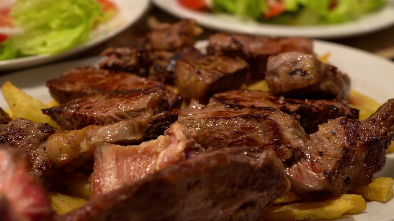 Chuletón de vaca，西班牙圣地亚哥德孔波斯特拉传统餐厅里的加利西亚骨排骨