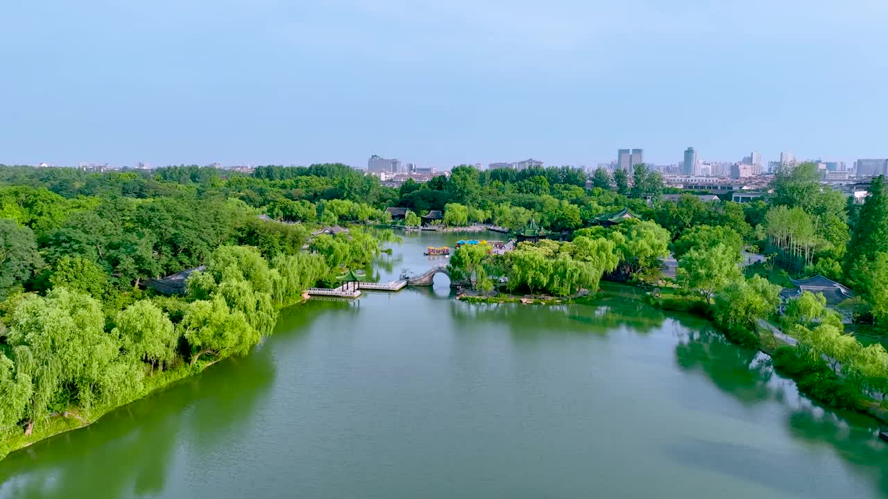 中国江苏省扬州市细长西湖风景区的春景和大明寺航拍