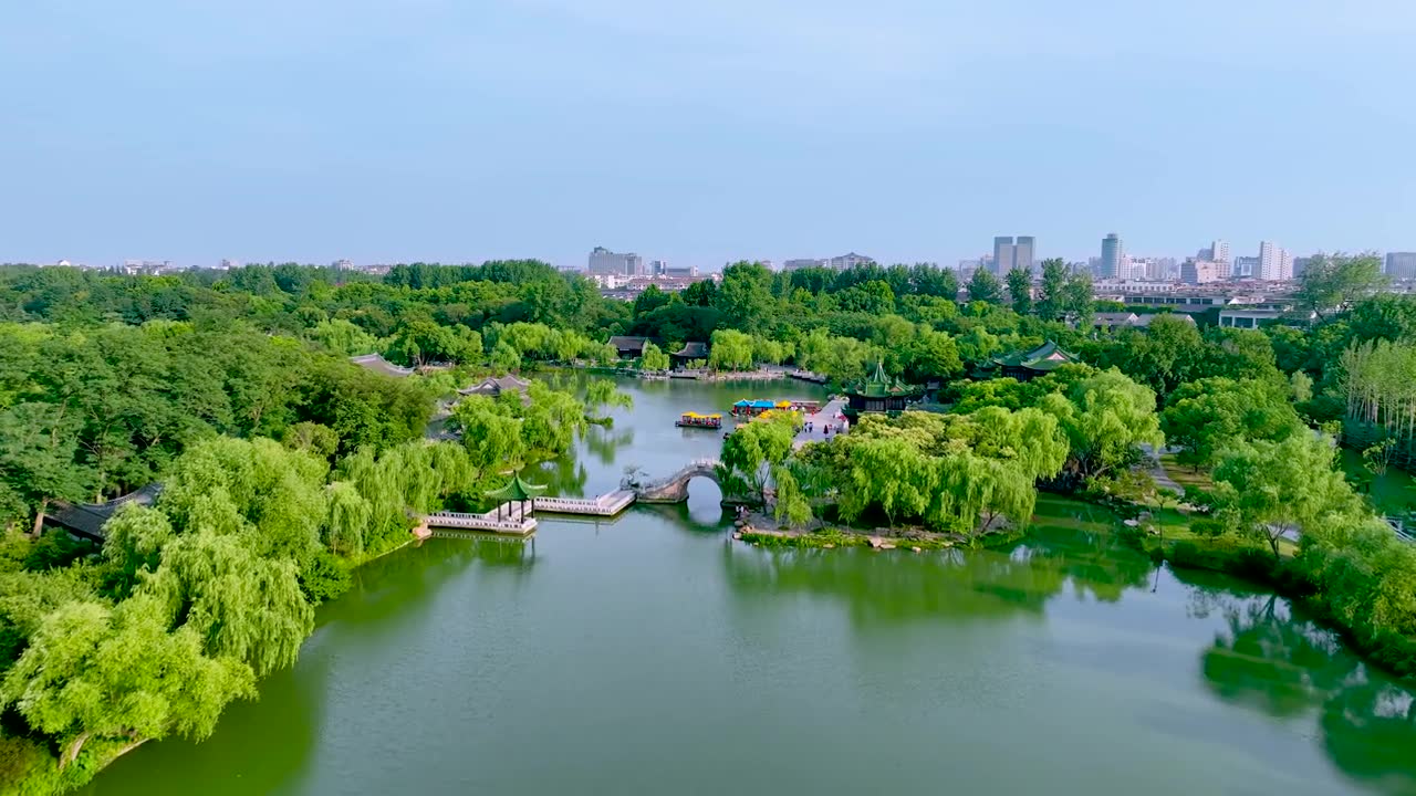 详情图-中国江苏省扬州市细长西湖风景区的春景和大明寺航拍