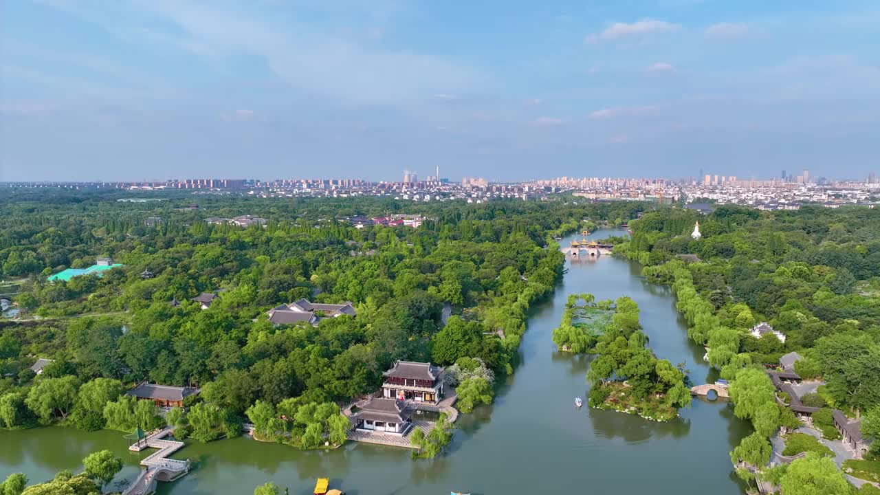 中国江苏省扬州市细长西湖风景区的春景和大明寺航拍