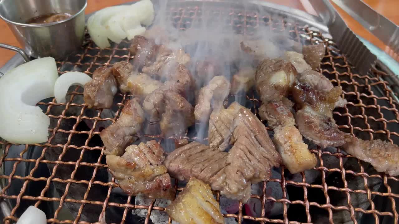 韩国的烤五花肉。