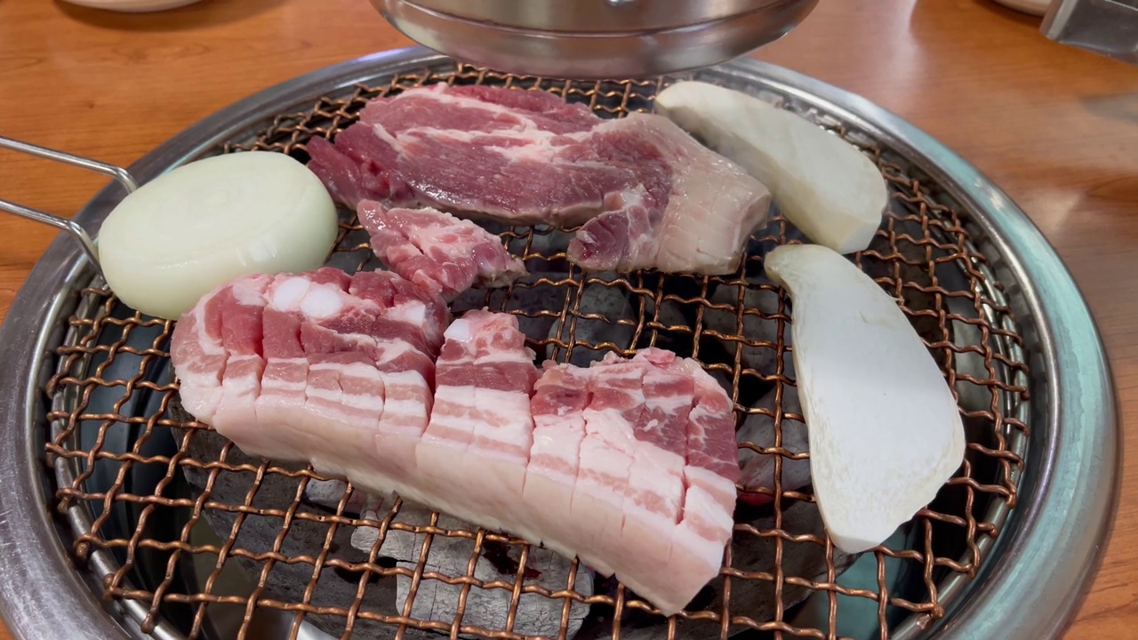 韩国的烤五花肉。