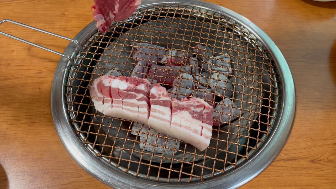 韩国的烤五花肉。