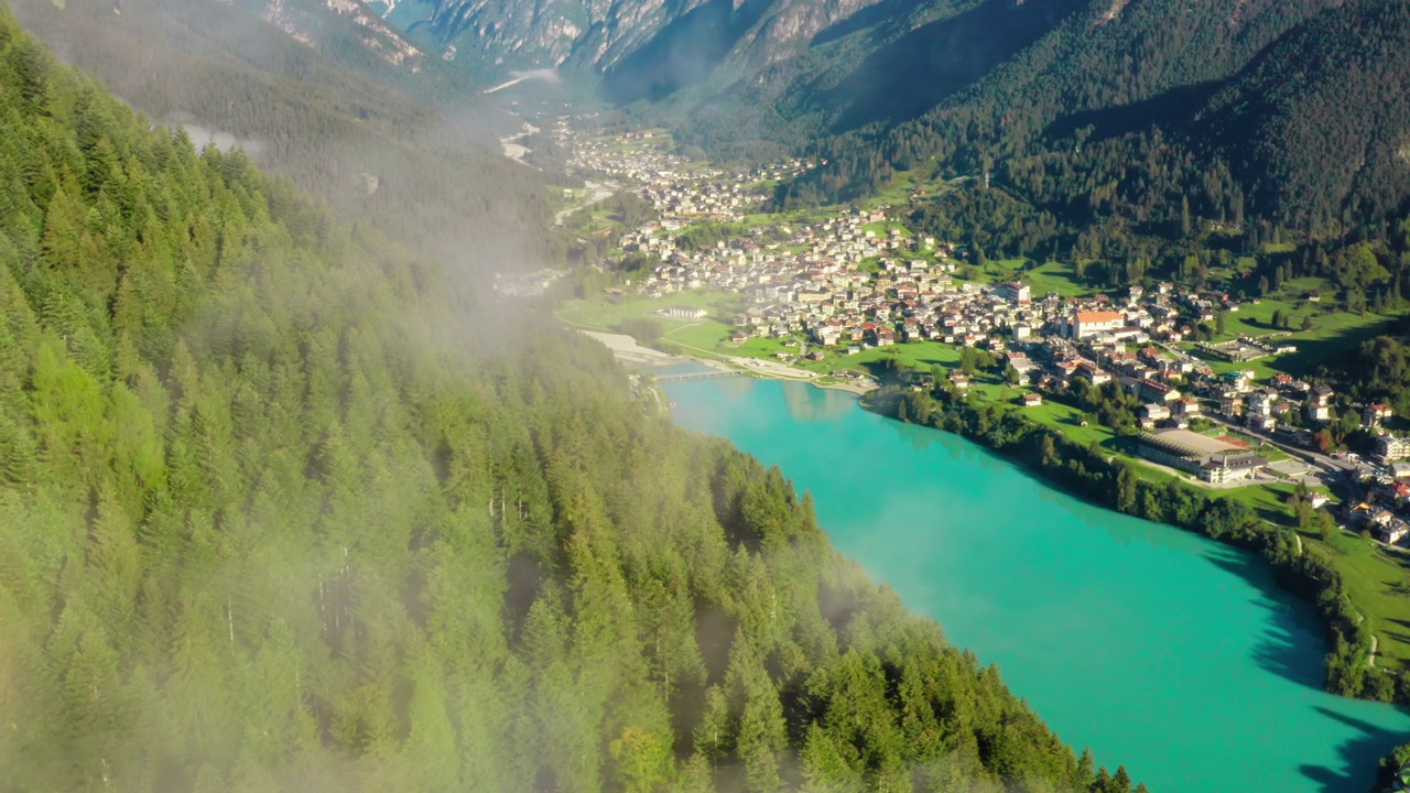 风景优美的高地山谷景观与圣卡特琳娜和Auronzo湖对三Cime di Lavaredo