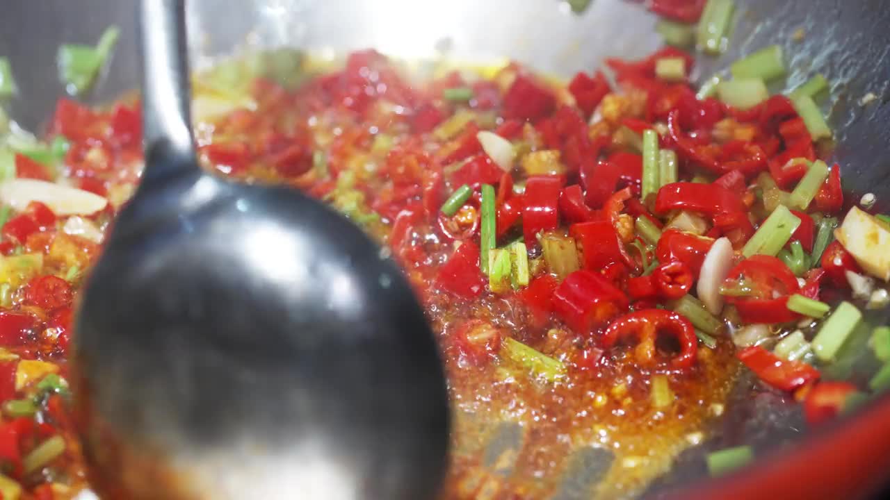 在锅中翻炒中国四川菜