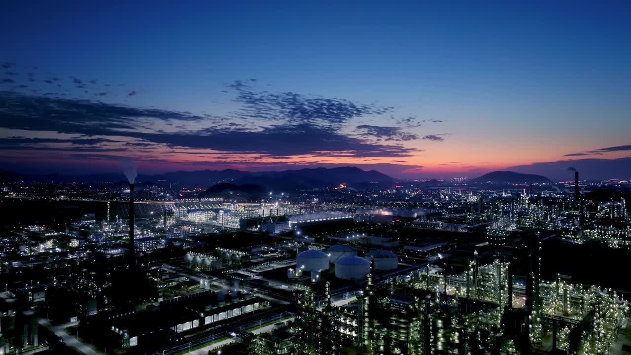 智能数字化工厂化工厂夜行，5G物联网