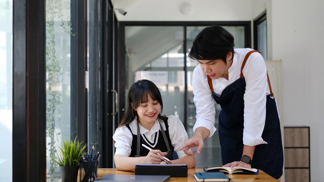 詳情圖-兩個(gè)年輕的咖啡店老板站在店里或咖啡館里討論著什么。小企業(yè)經(jīng)營理念。