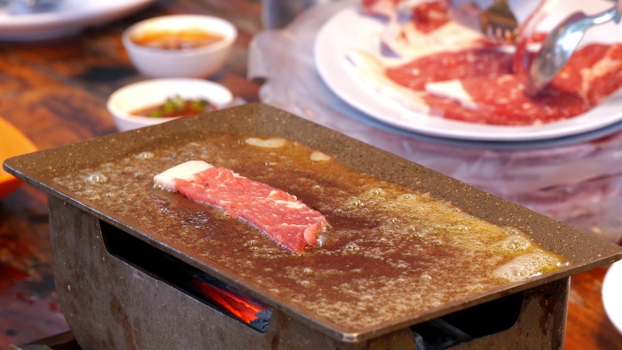 在餐厅里亲身体验烤牛排的烹饪艺术。