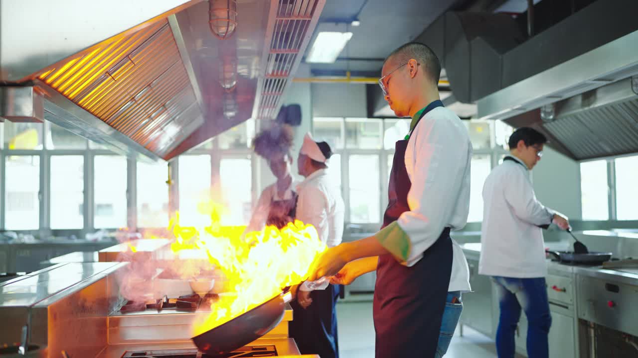 男厨师在厨房准备食物。