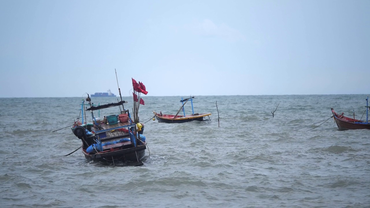 海上漂浮的渔船