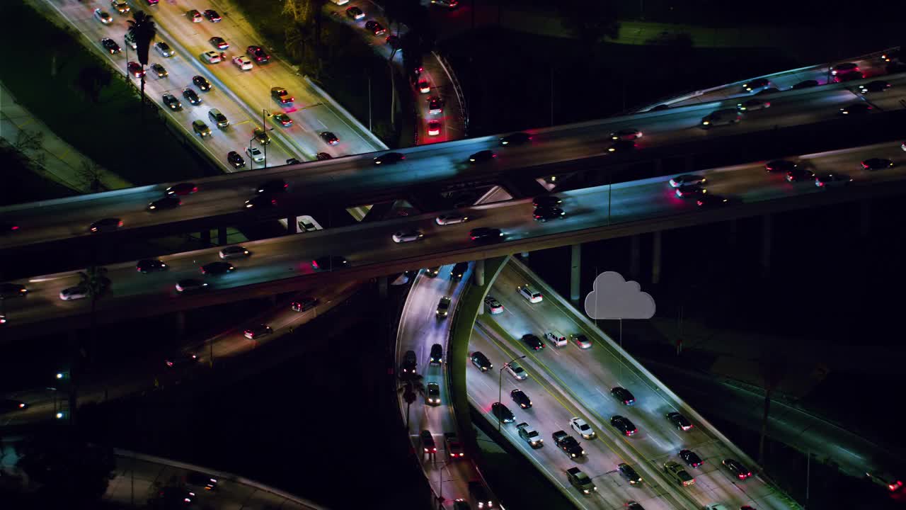 空中智能高速公路。网络连接和带有百分比的云计算图标。技术理念、数据通信、人工智能、物联网。高速公路上的交通。红色8 k
