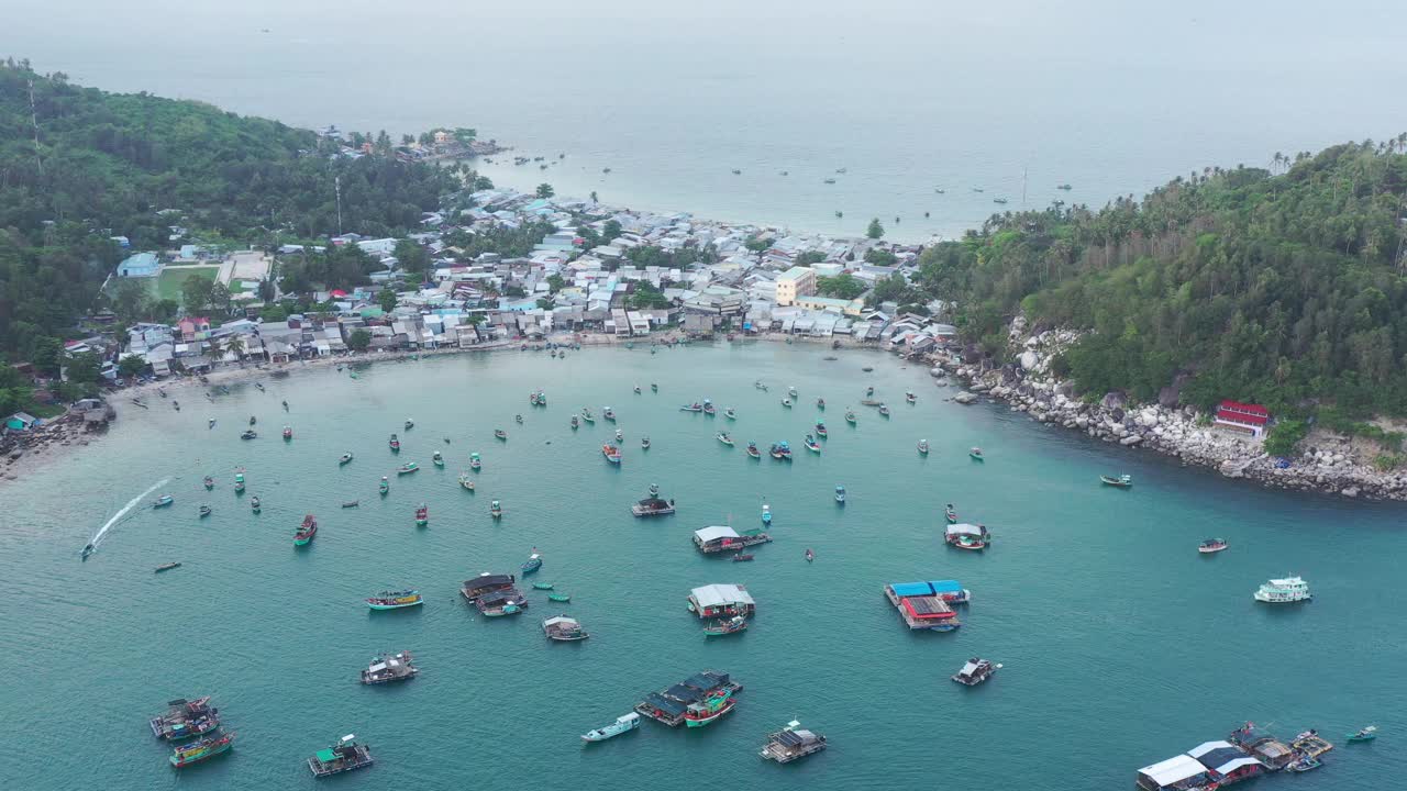船停泊在海岸准备启航，顺岛，江省