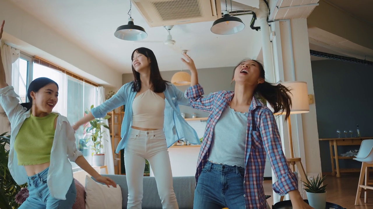一群女性朋友在家里享受生活和乐趣