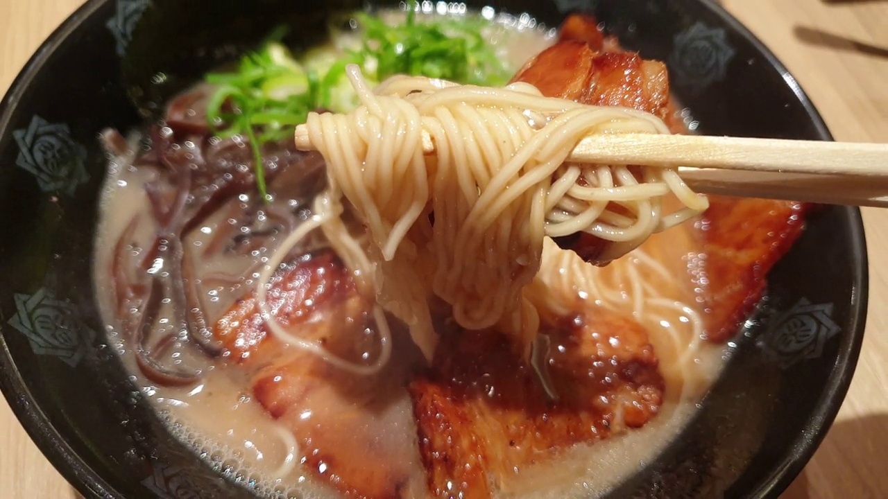 詳情圖-筷子吃日本豚骨拉面，濃稠的奶油豬骨湯拉面配茶樹東京街頭面條