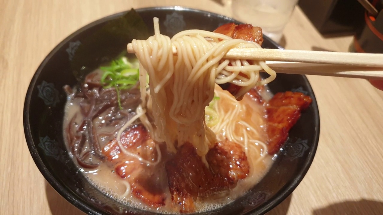 詳情圖-筷子吃日本豚骨拉面，濃稠的奶油豬骨湯拉面配茶樹東京街頭面條