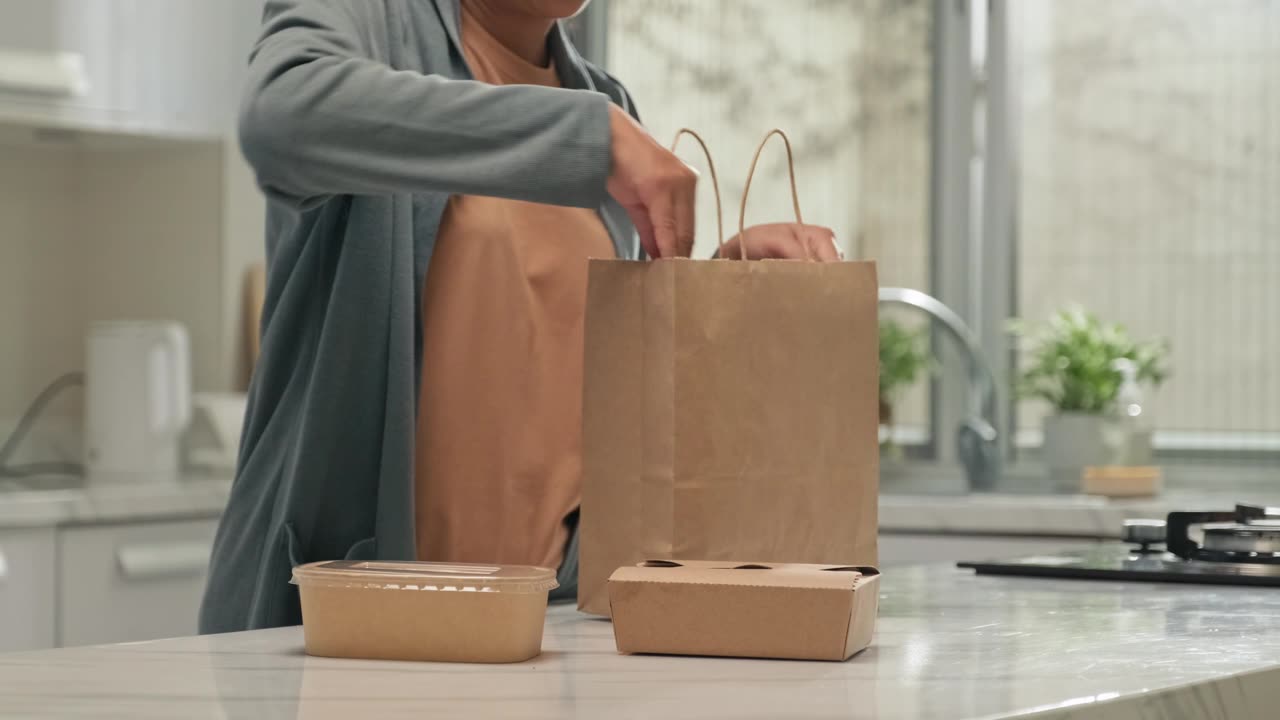 詳情圖-家庭主婦裝滿食物容器的袋子