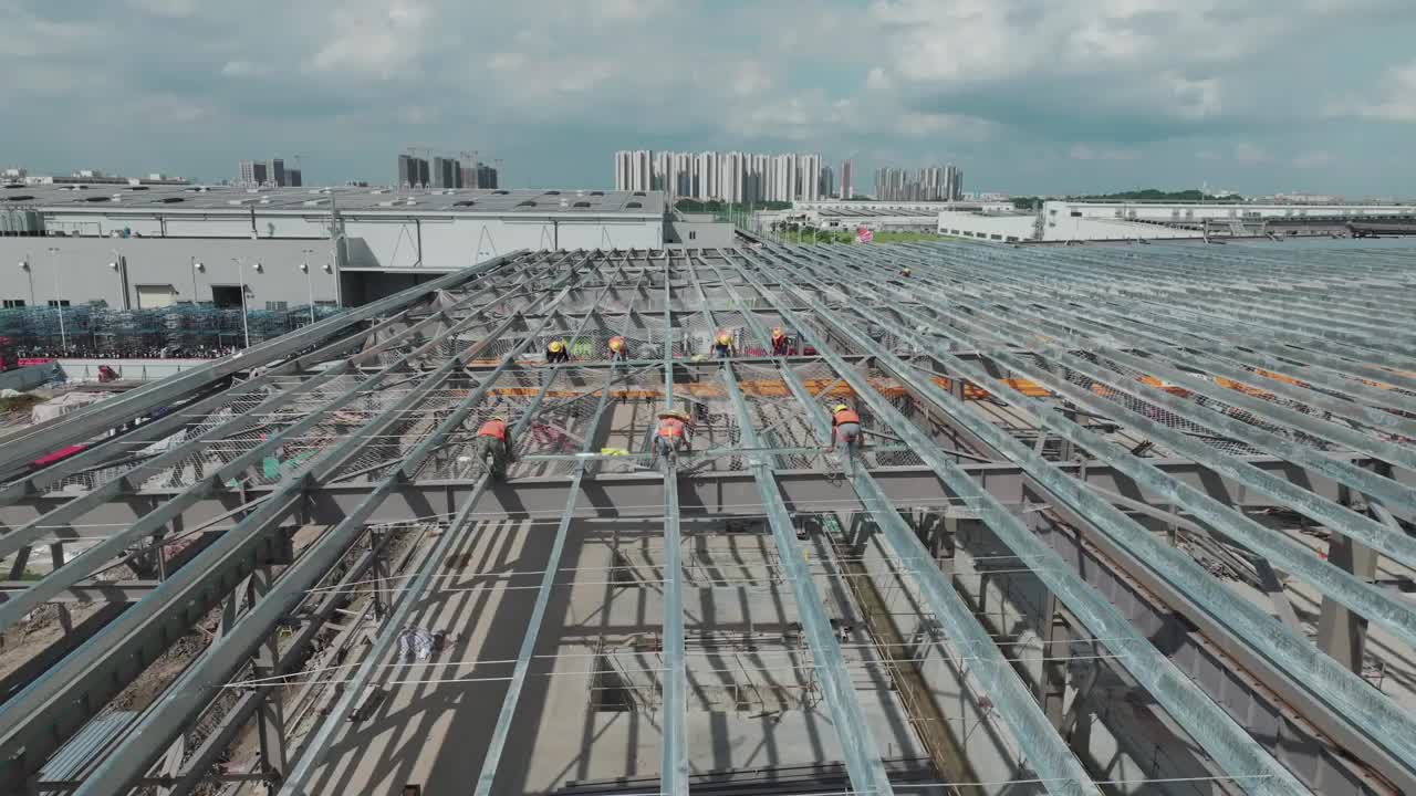 工人建造工廠的金屬屋頂