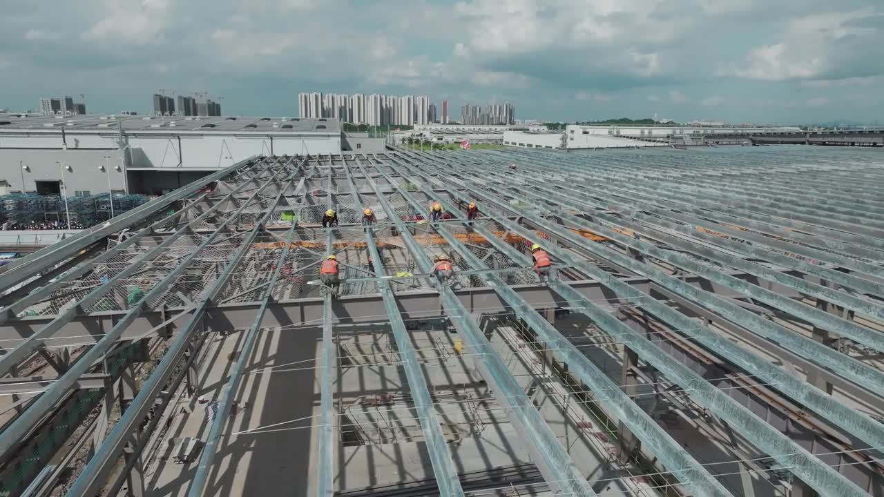 詳情圖-工人建造工廠的金屬屋頂