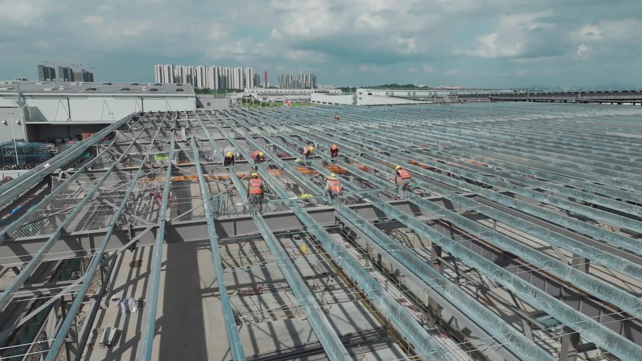 詳情圖-工人建造工廠的金屬屋頂