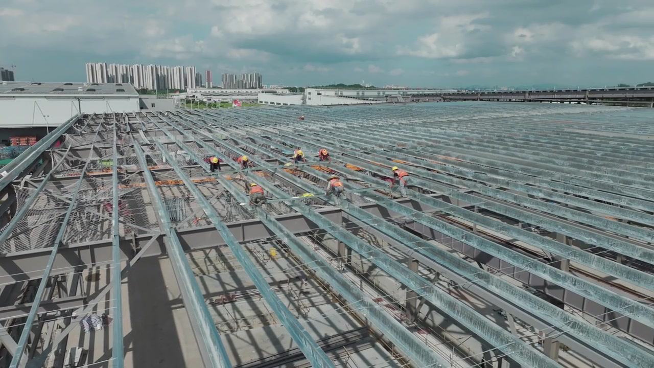 詳情圖-工人建造工廠的金屬屋頂