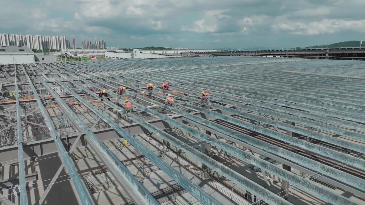 詳情圖-工人建造工廠的金屬屋頂