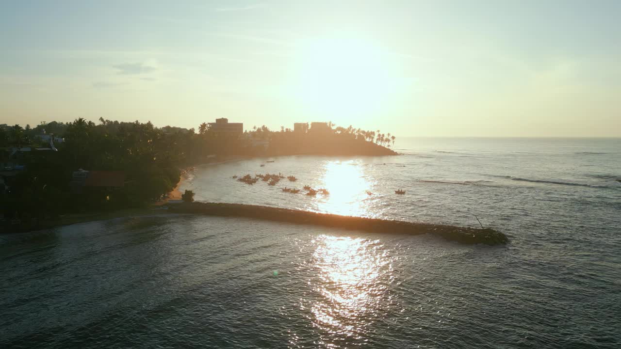 真正的彩色渔船在绿松石海水的中间鸟瞰图拍摄。漂浮在海面上的奥鲁瓦船，无人机拍摄的画面。土著的生活方式，当地的渔业