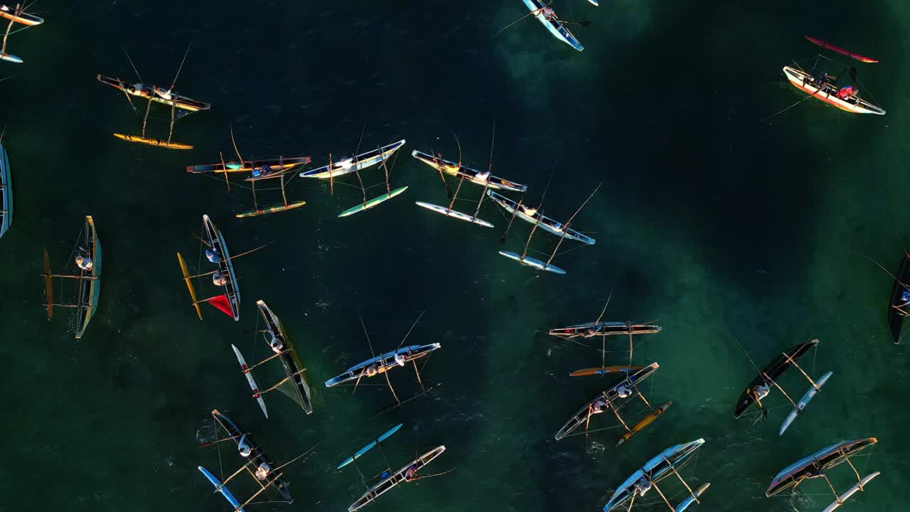 真正的彩色渔船在绿松石海水的中间鸟瞰图拍摄。漂浮在海面上的奥鲁瓦船，无人机拍摄的画面。土著的生活方式，当地的渔业