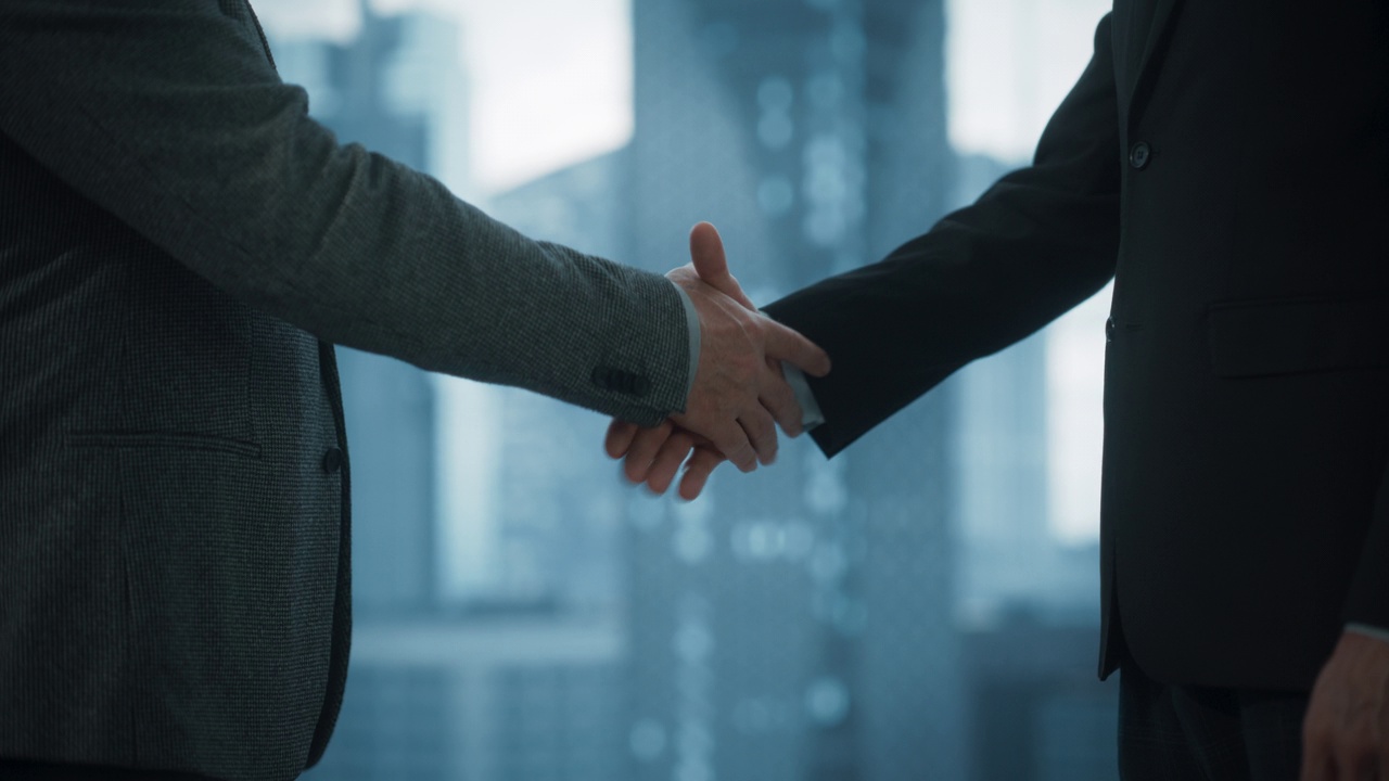 詳情圖-生意伙伴在辦公室會議室達(dá)成有利可圖的交易后握手。公司CEO和投資經(jīng)理握手慢鏡頭。戲劇晚報編輯。