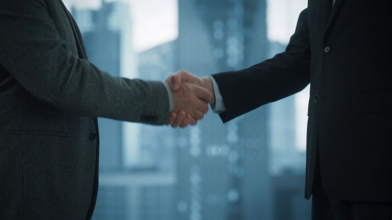 詳情圖-生意伙伴在辦公室會議室達(dá)成有利可圖的交易后握手。公司CEO和投資經(jīng)理握手慢鏡頭。戲劇晚報編輯。