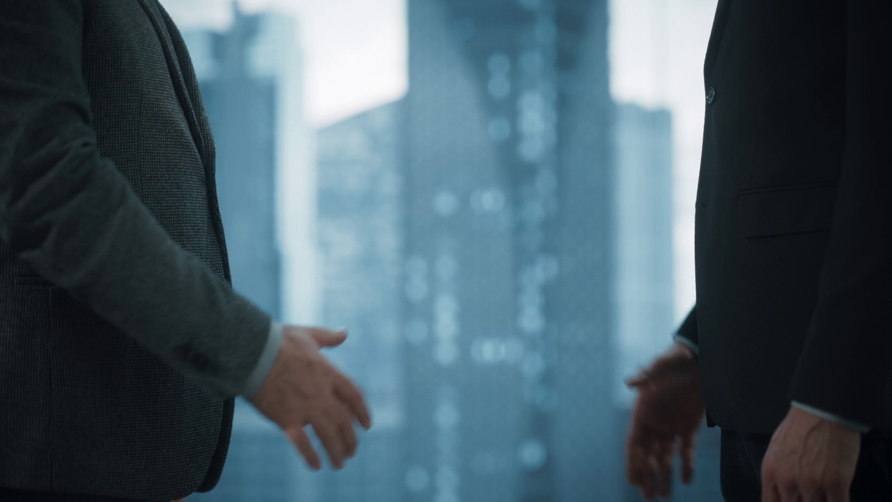 詳情圖-生意伙伴在辦公室會議室達(dá)成有利可圖的交易后握手。公司CEO和投資經(jīng)理握手慢鏡頭。戲劇晚報編輯。