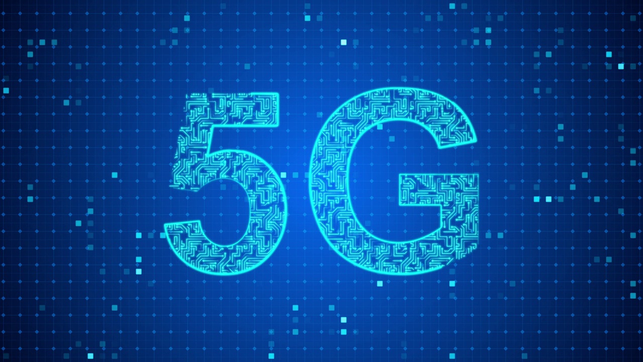 5G，第五代由蓝色网络空间背景上的发光电路板和移动电子组成。蓝色电路和电子设备。新技术的概念，移动互联网和5G网络。